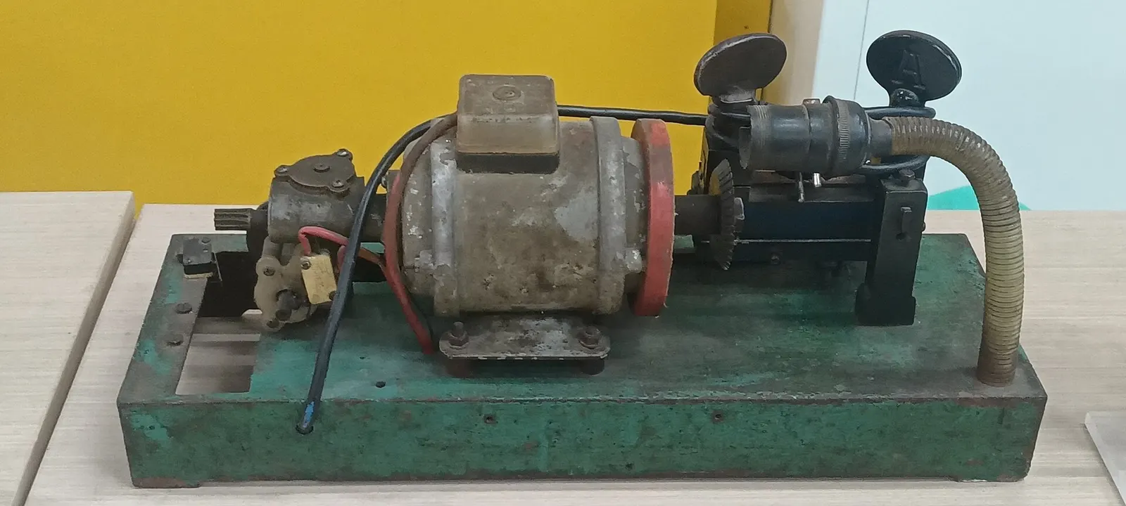 Machine de taille de clés dans un atelier