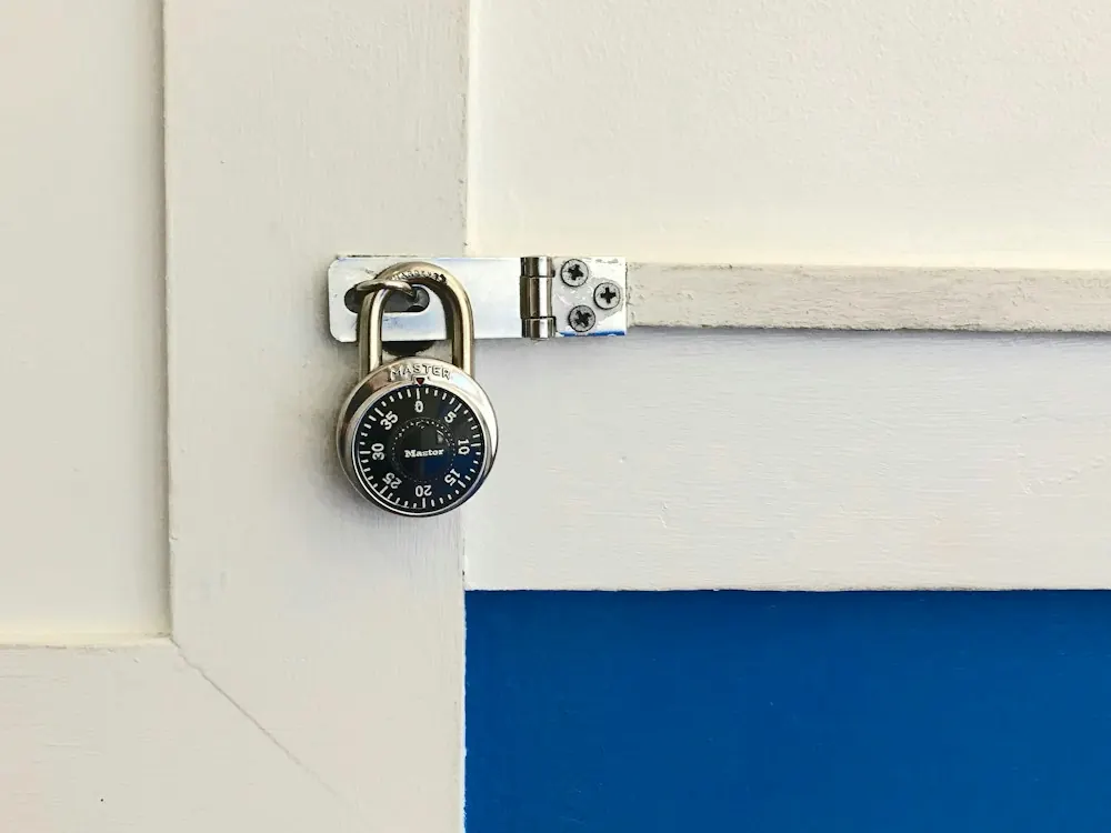 Cadenas à combinaison sur un mur