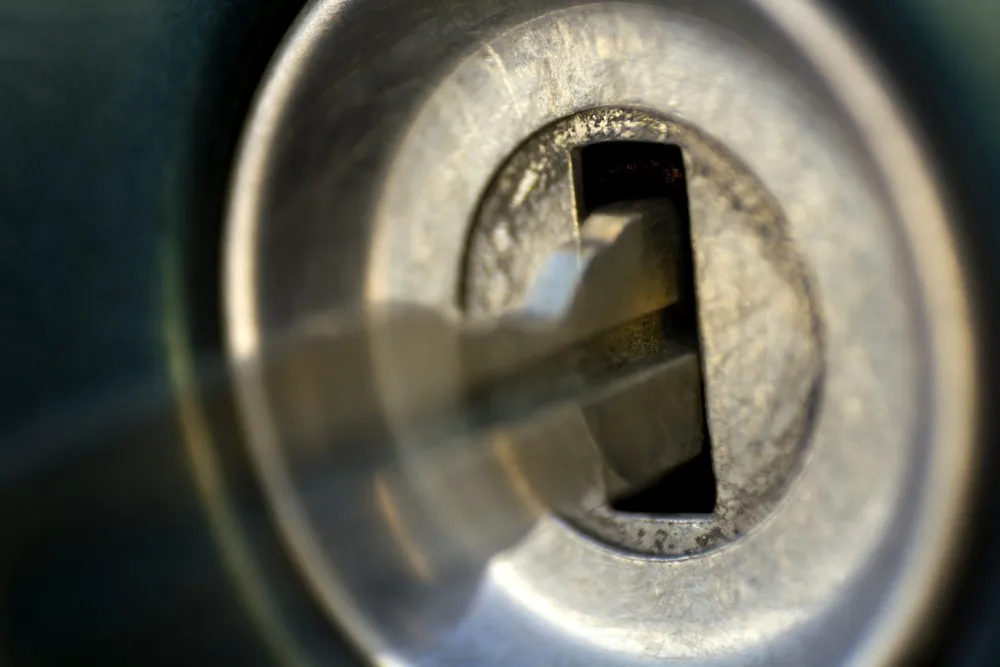 Clé insérée dans un cylindre de serrure