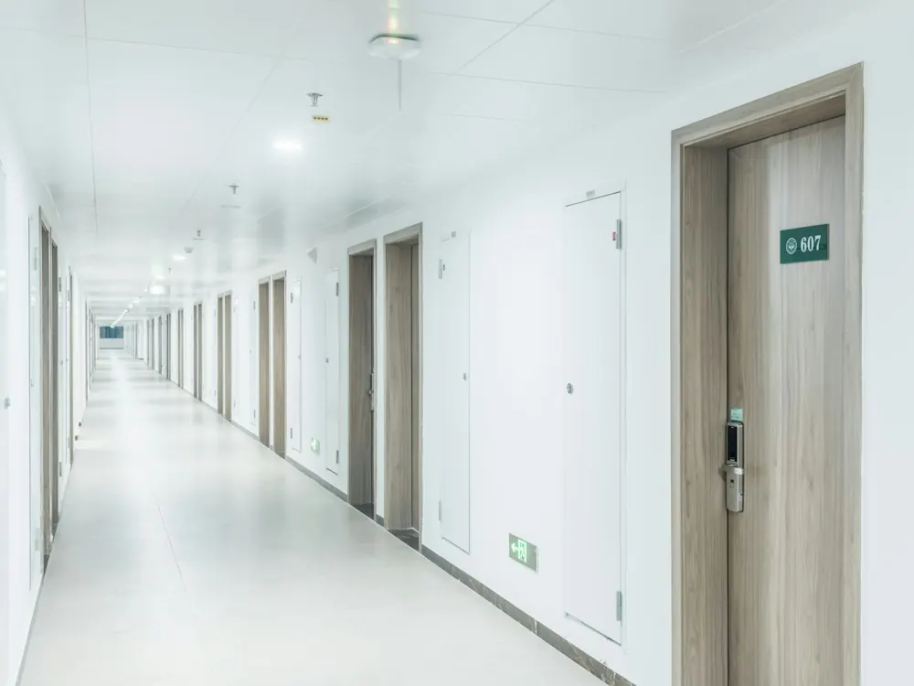 Couloir d'immeuble résidentiel avec portes d'appartements