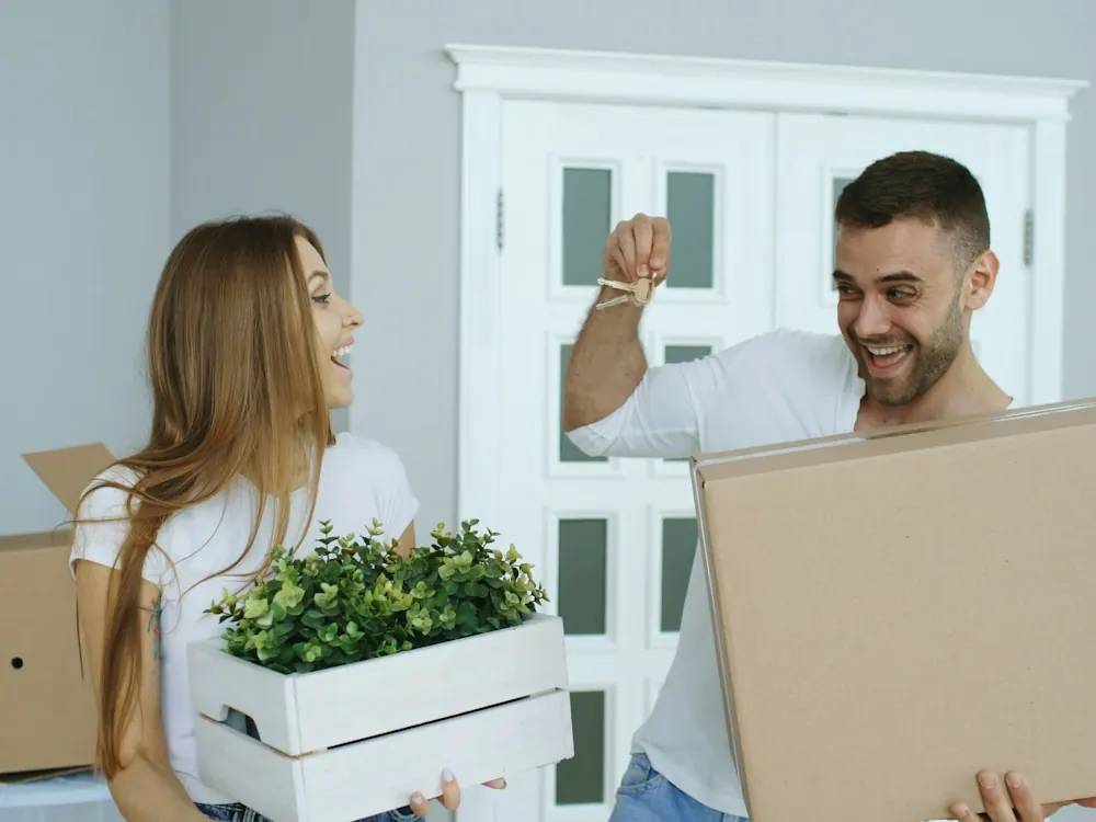 Couple emménageant dans un nouveau logement