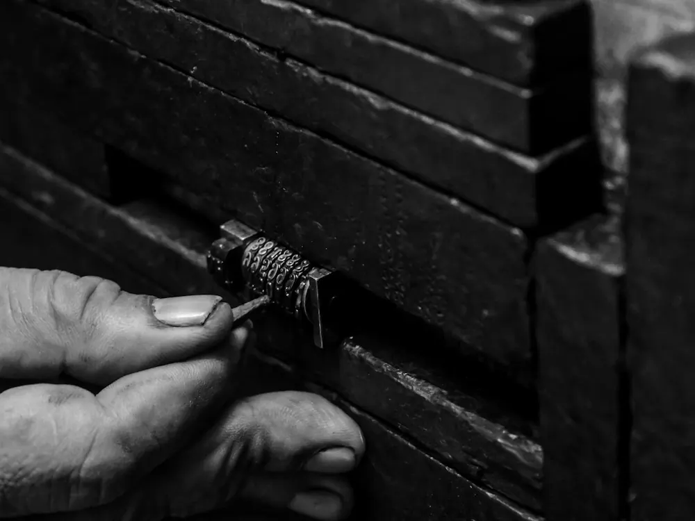 Serrurier ouvrant une serrure par crochetage