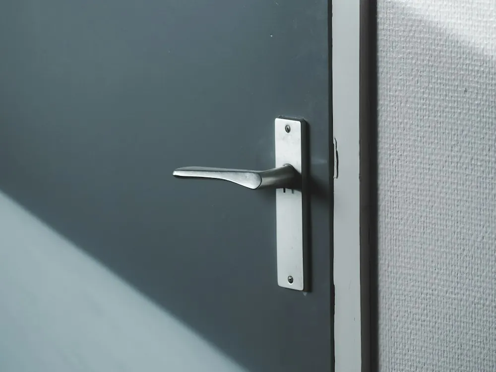 Porte blindée grise moderne avec poignée