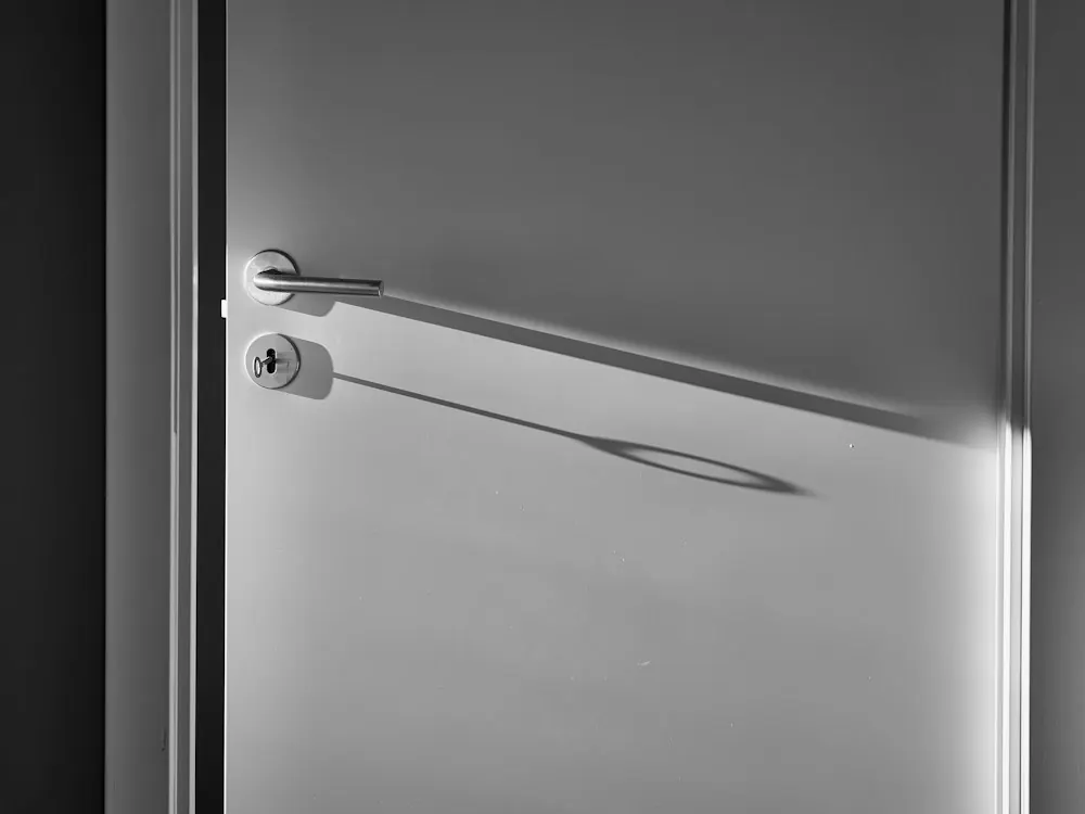 Porte d'entrée blanche avec poignée