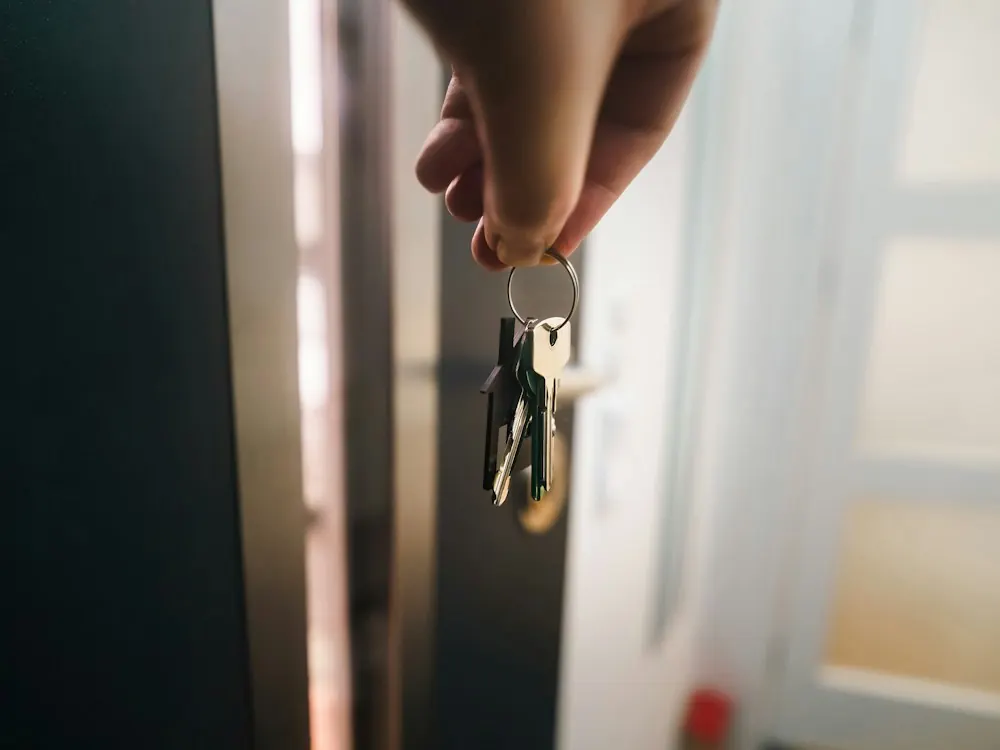 Porte d'entrée ouverte avec un trousseau de clés