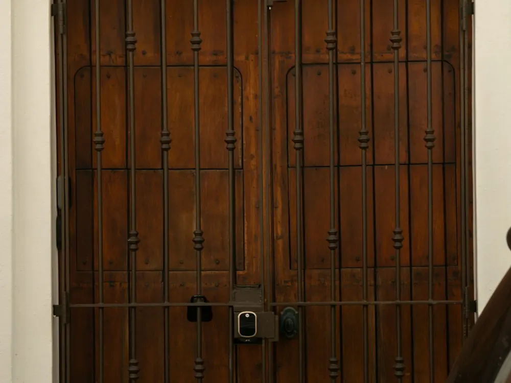 Porte d'entrée sécurisée avec barreaux métalliques