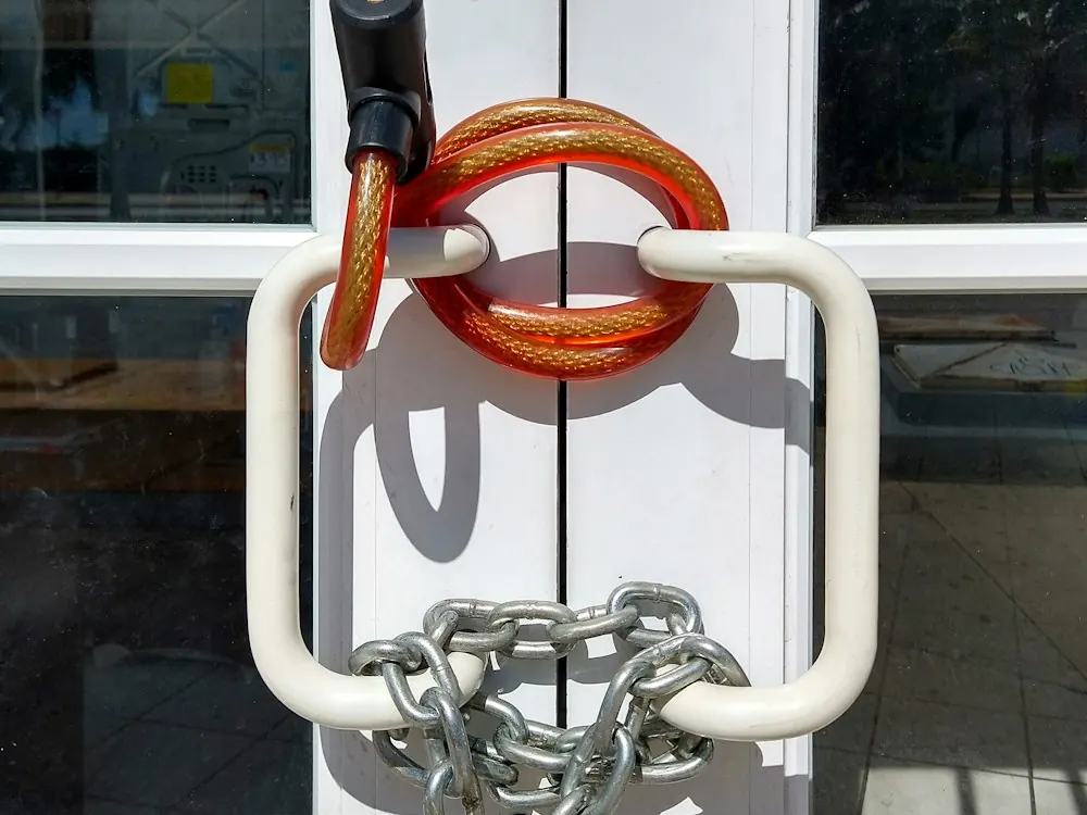 Porte sécurisée par une chaîne et un cadenas