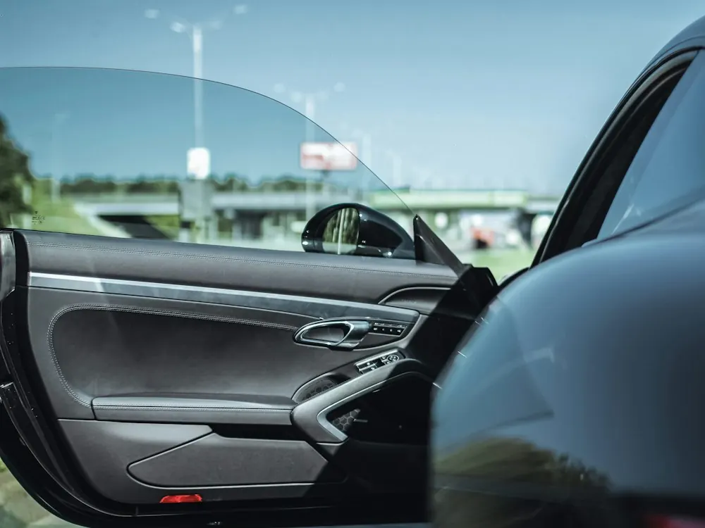 Portière de voiture ouverte