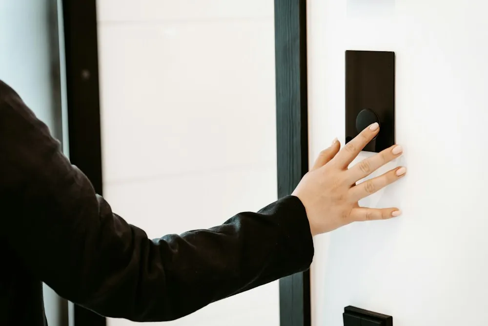 Main sur une serrure connectée à écran